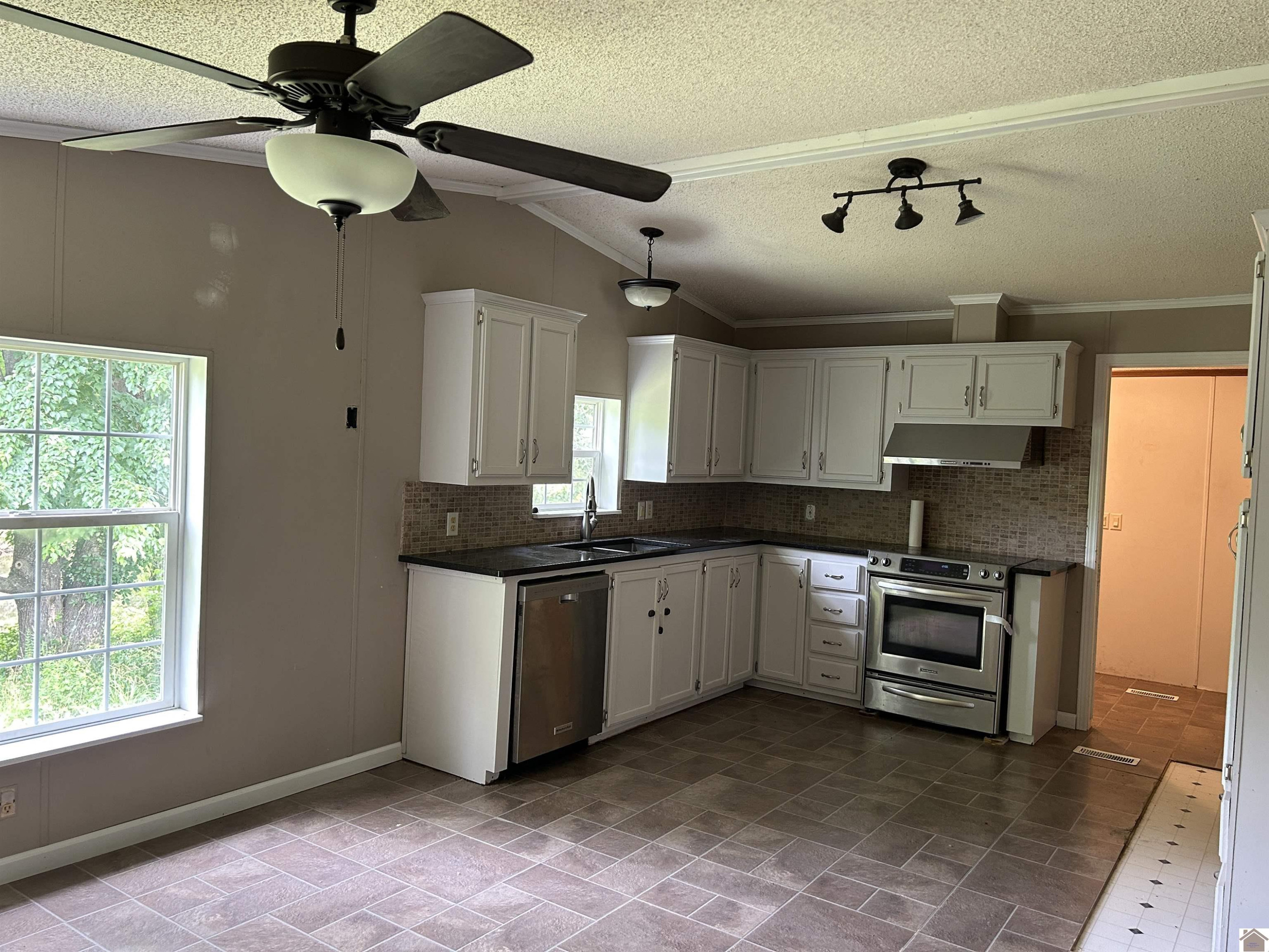 142 Frankfort Road Benton, KY 42025 - Photo 11 of 27 KITCHEN