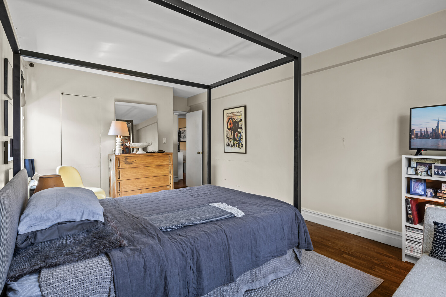 2465 Palisade Avenue, Unit 7H Bronx, NY 10463 - Photo 10 of 15 a bedroom with a bed and a book shelf