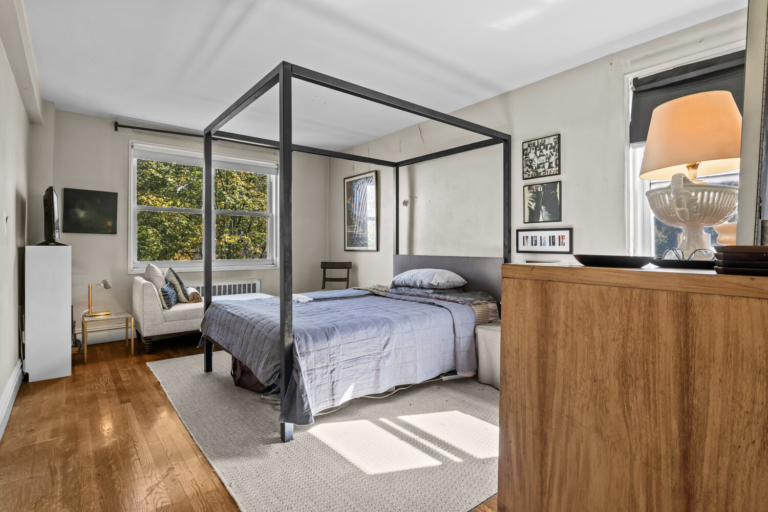 2465 Palisade Avenue, Unit 7H Bronx, NY 10463 - Photo 9 of 15 a bedroom with a bed and large window