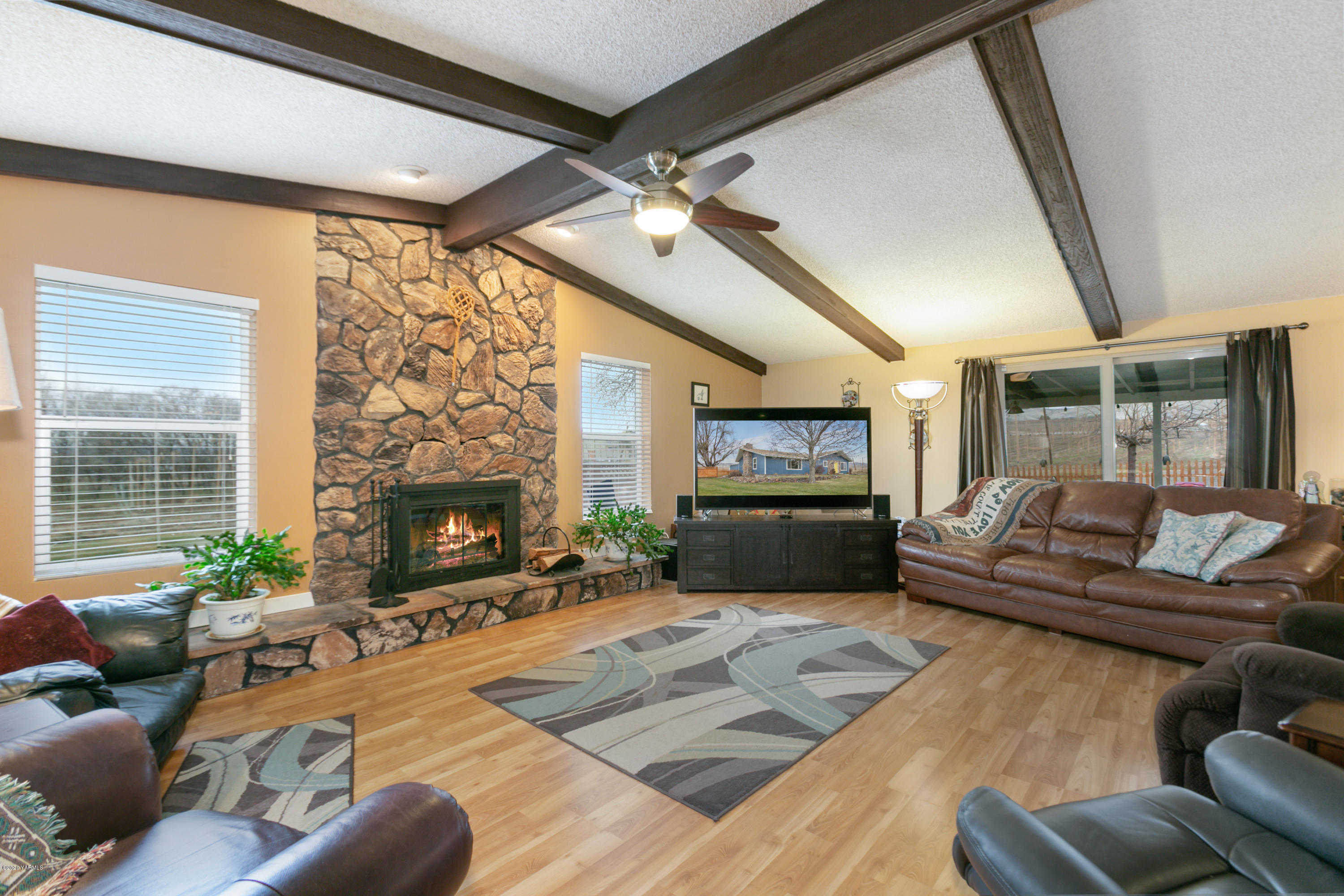 10061 Mieras Road Yakima, WA 98901 - Photo 11 of 23 Living Room