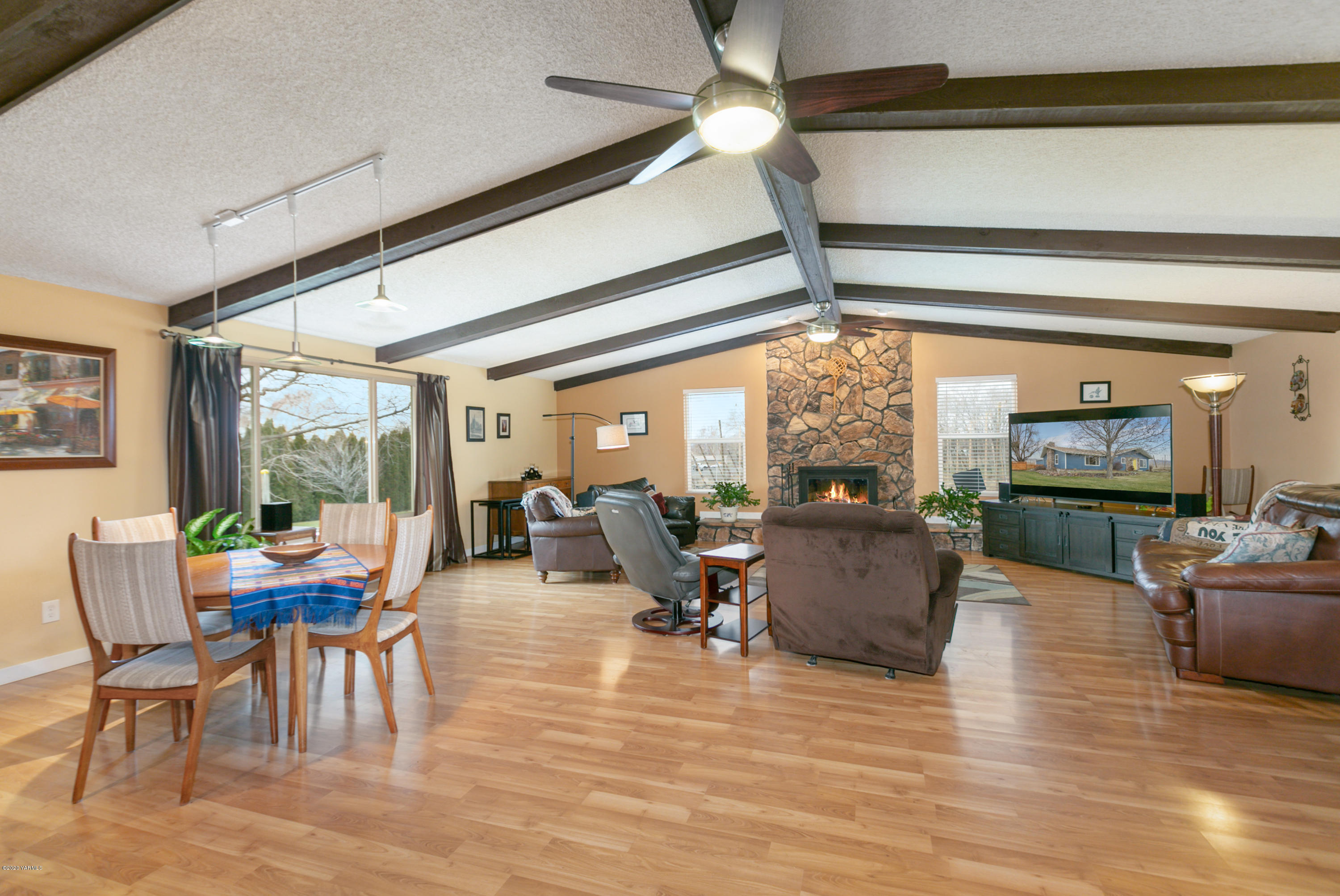 10061 Mieras Road Yakima, WA 98901 - Photo 13 of 23 Living Room