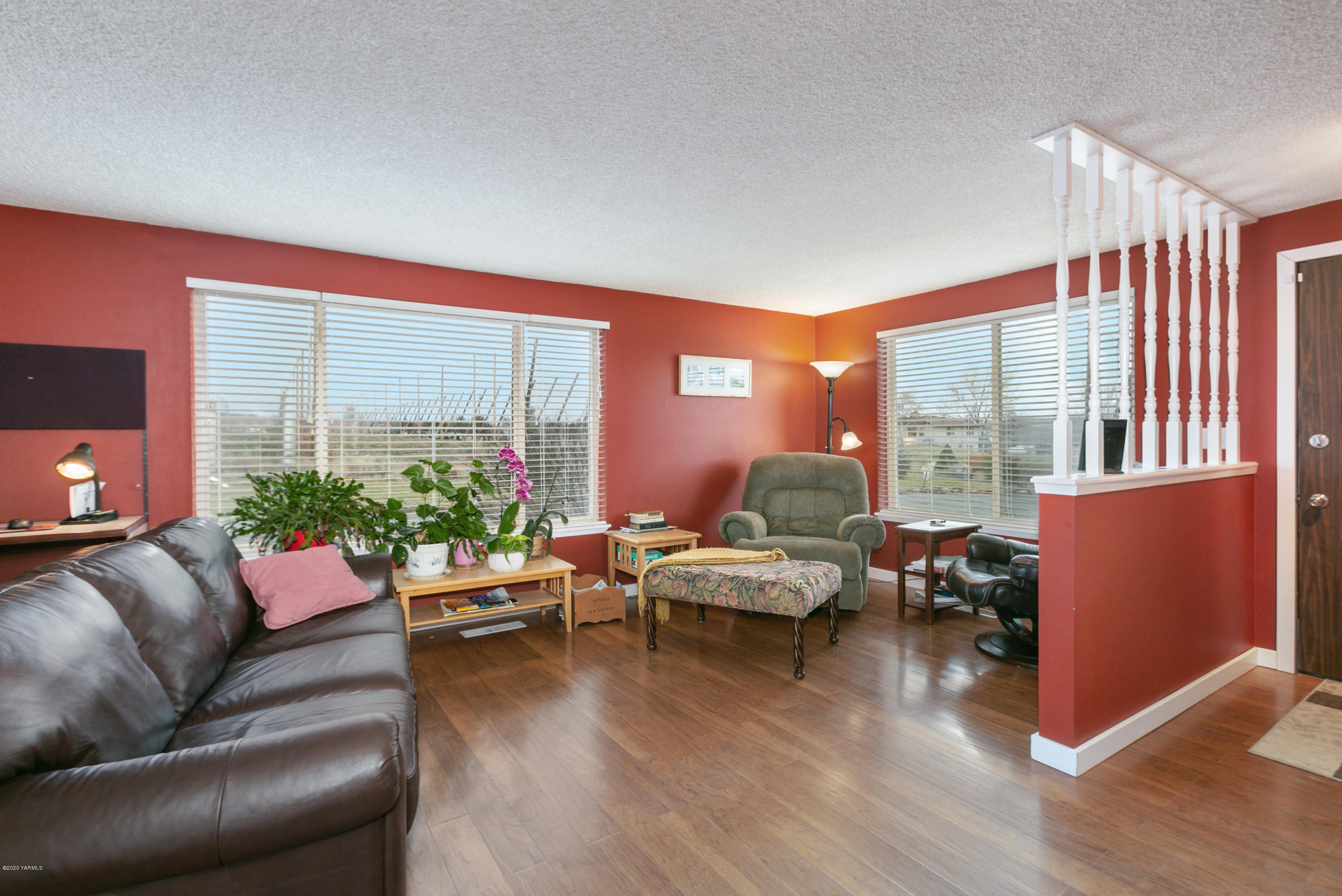 10061 Mieras Road Yakima, WA 98901 - Photo 10 of 23 Living Room