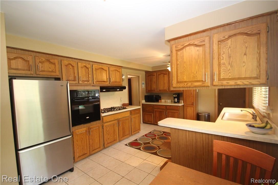 28388 Westerleigh Road Farmington, MI 48334 - Photo 9 of 41 IMG_9275.JPG