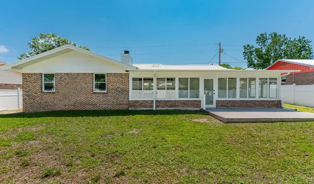 a view of a house with backyard and porch