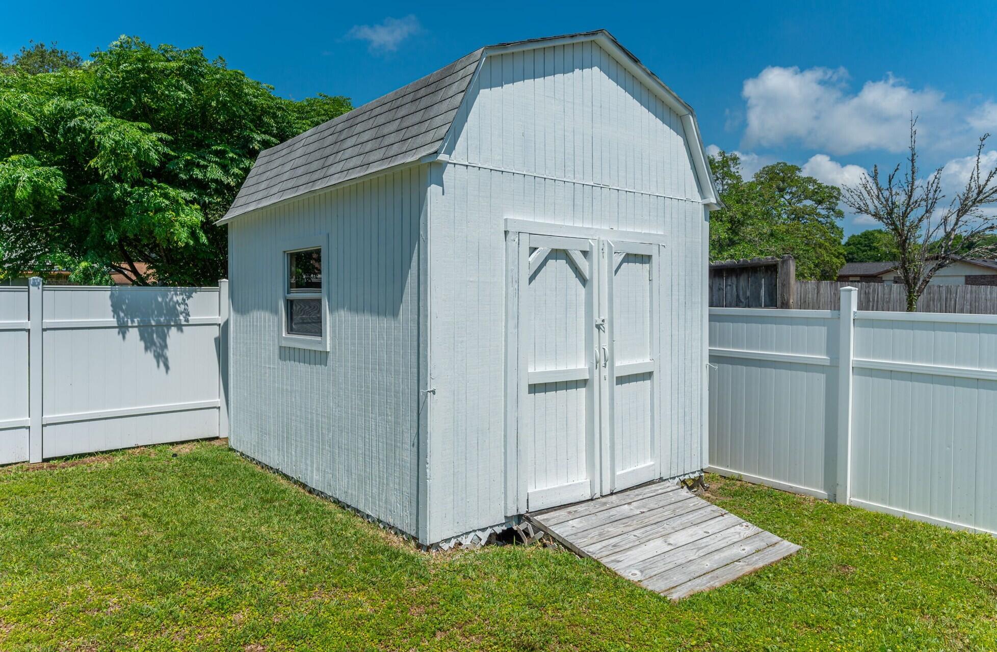 79 11th Street Shalimar, FL 32579 - Photo 32 of 36 a view of front door and yard