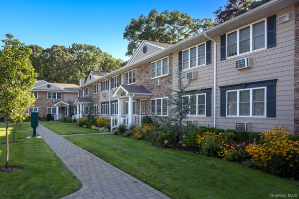$2,265 | 168 Rollstone Avenue, Unit 9, West Sayville, NY 11796