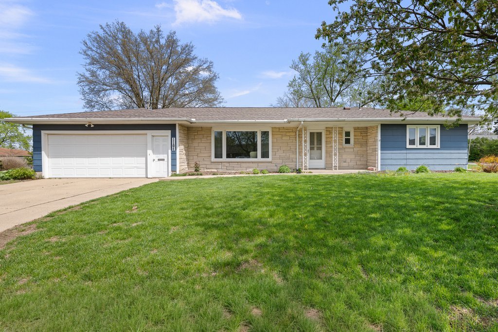 1104 3rd Street De Witt, IA 52742 - Photo 1 of 30