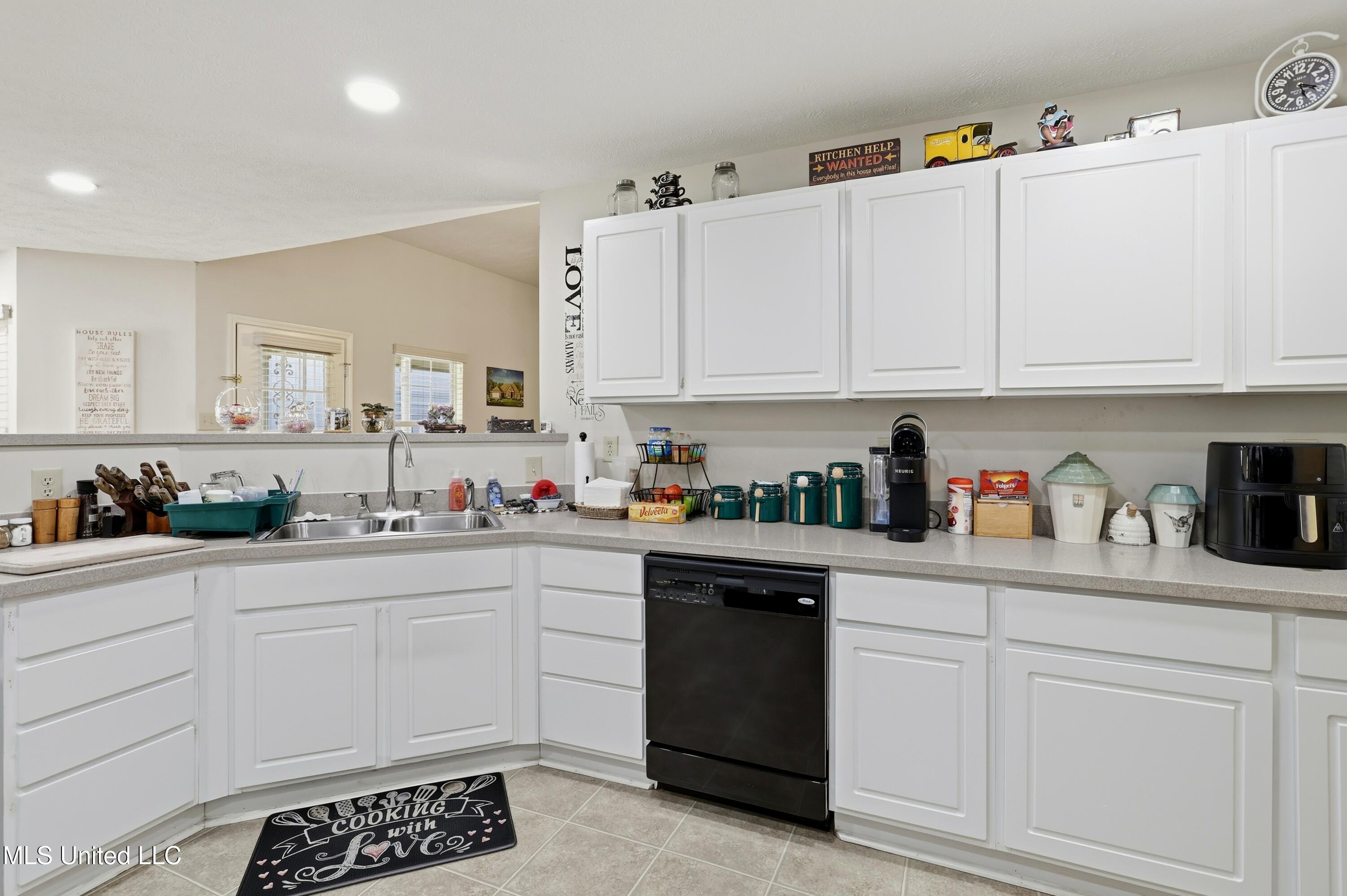 3945 Country Club Drive Jackson, MS 39213 - Photo 13 of 45 13-3945 Country Club Dr _ Home Tours MS