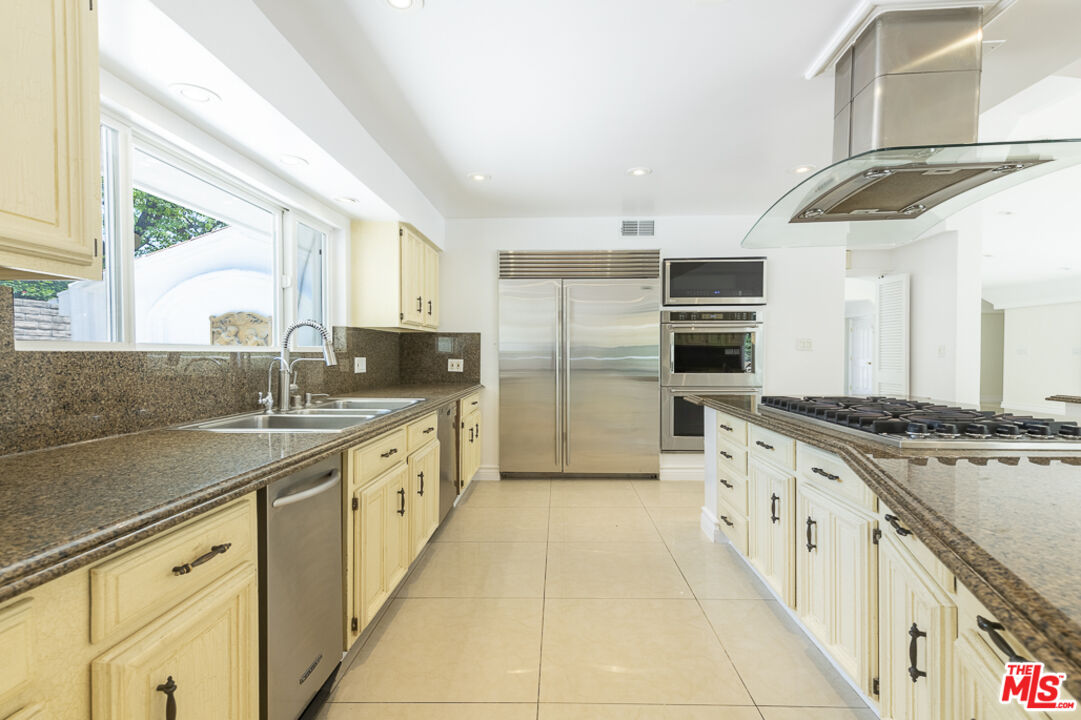 16379 Meadow Ridge Road West Encino, CA 91436 - Photo 11 of 36