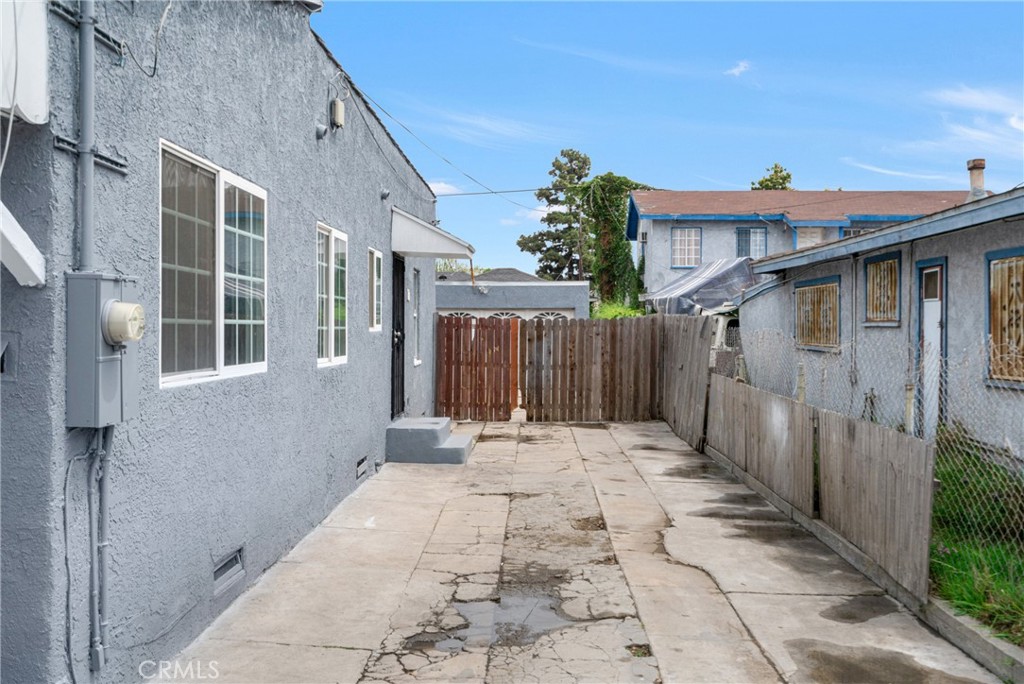902 North Mayo Avenue Compton, CA 90221 - Photo 4 of 50