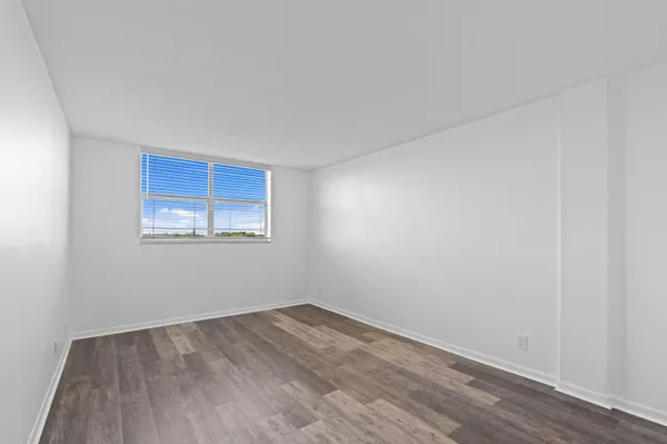 $1,500 | 470 Executive Center Drive, Unit 5K, West Palm Beach, FL 33401