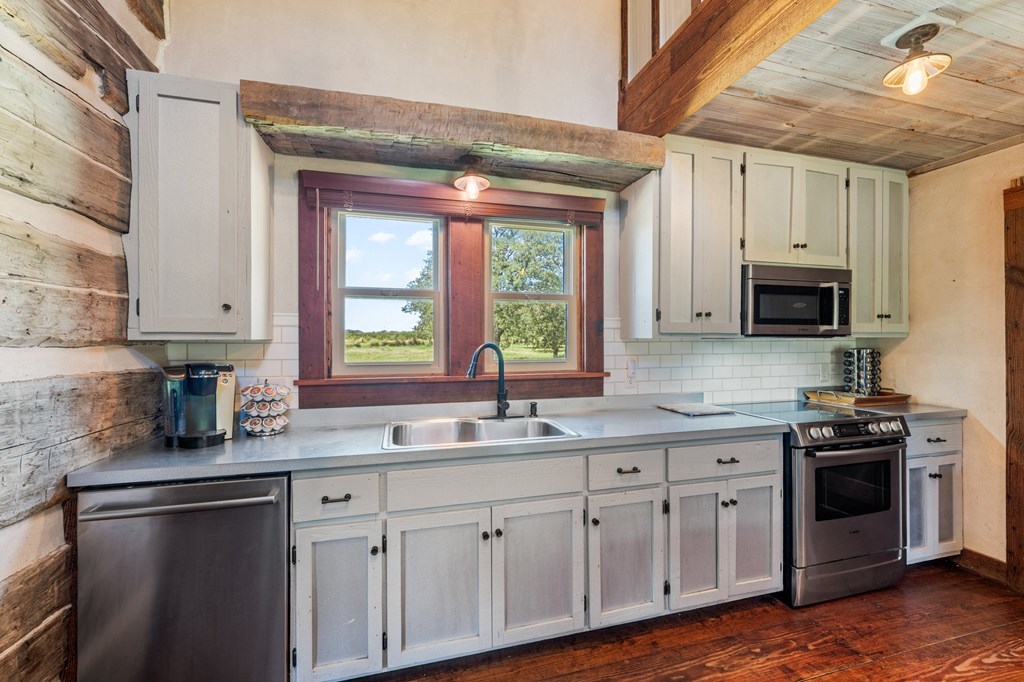 307 Klaerner Road Fredericksburg, TX 78624 - Photo 10 of 32 Gallery Image 10
