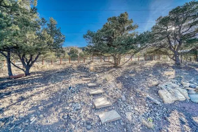 a view of a backyard