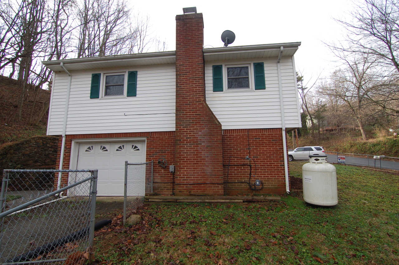 1100 Shady Run Road Vinton, VA 24179 - Photo 2 of 17 Garage