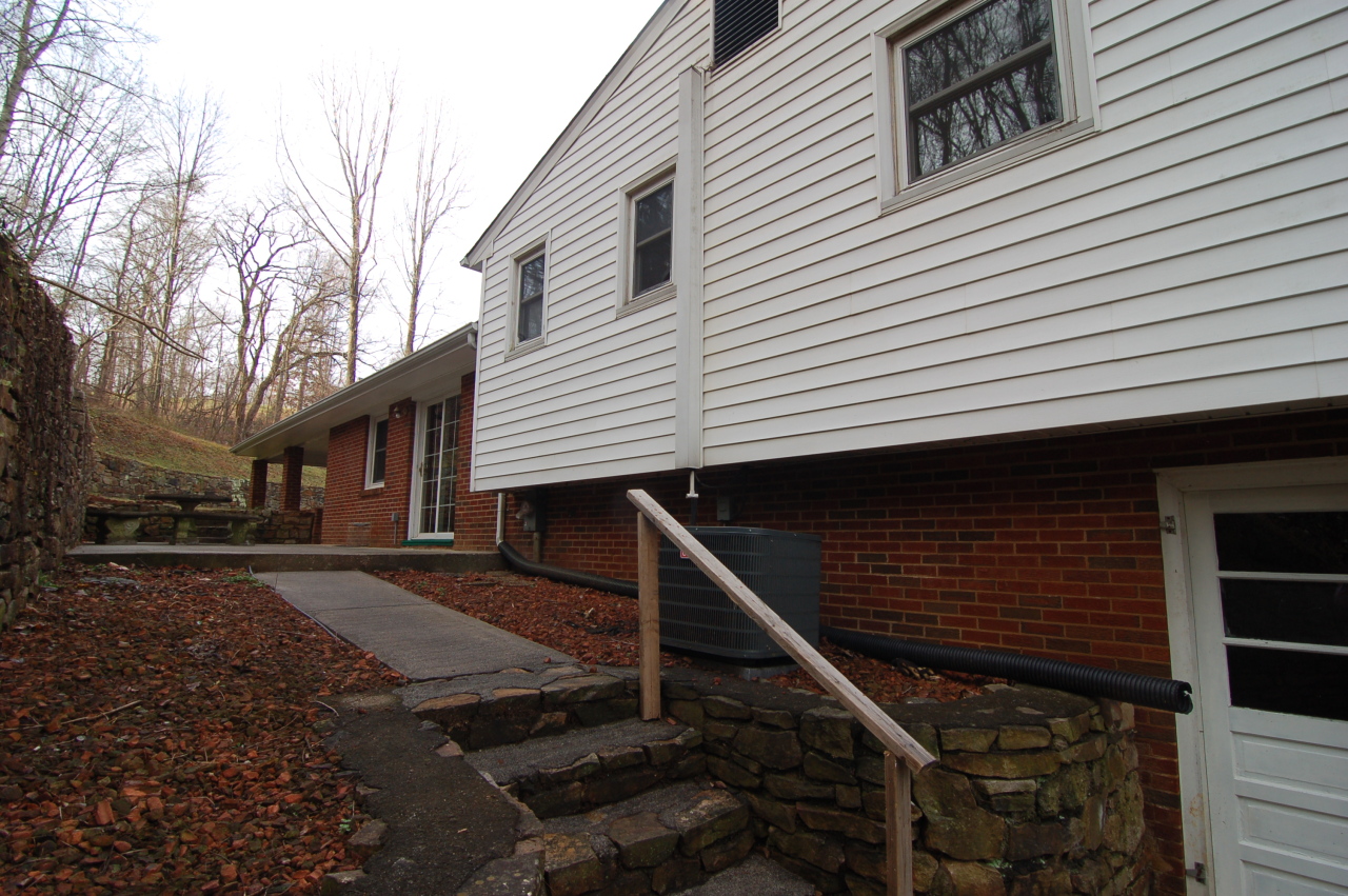 1100 Shady Run Road Vinton, VA 24179 - Photo 3 of 17 Rear