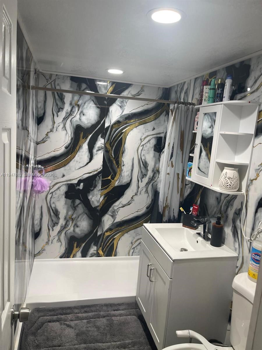 13110 Southwest 10th Street Miami, FL 33184 - Photo 5 of 12 a utility room with dryer and washer