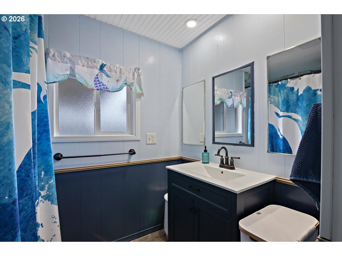 5355 River Road North, Unit 60 Keizer, OR 97303 - Photo 19 of 29 a bathroom with a sink and a mirror