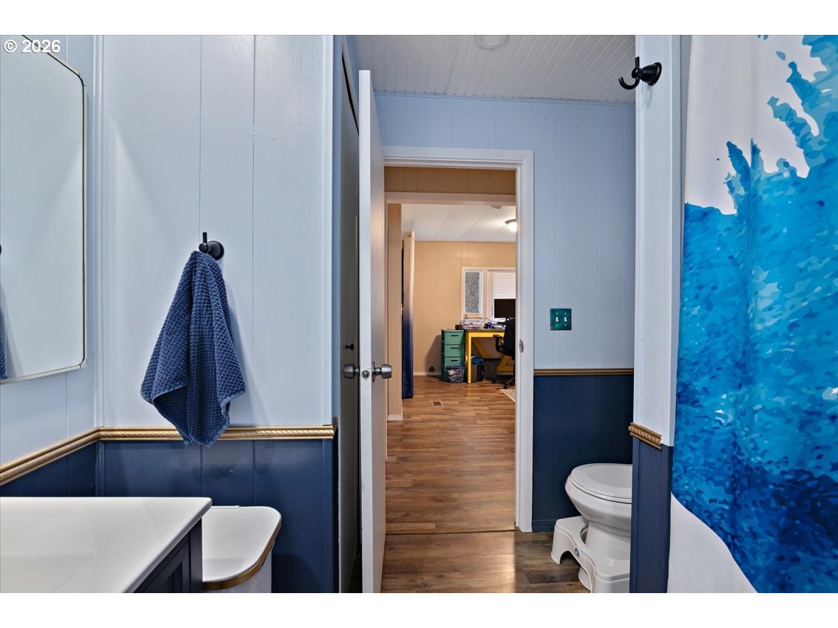5355 River Road North, Unit 60 Keizer, OR 97303 - Photo 20 of 29 a view of a living room and bathroom