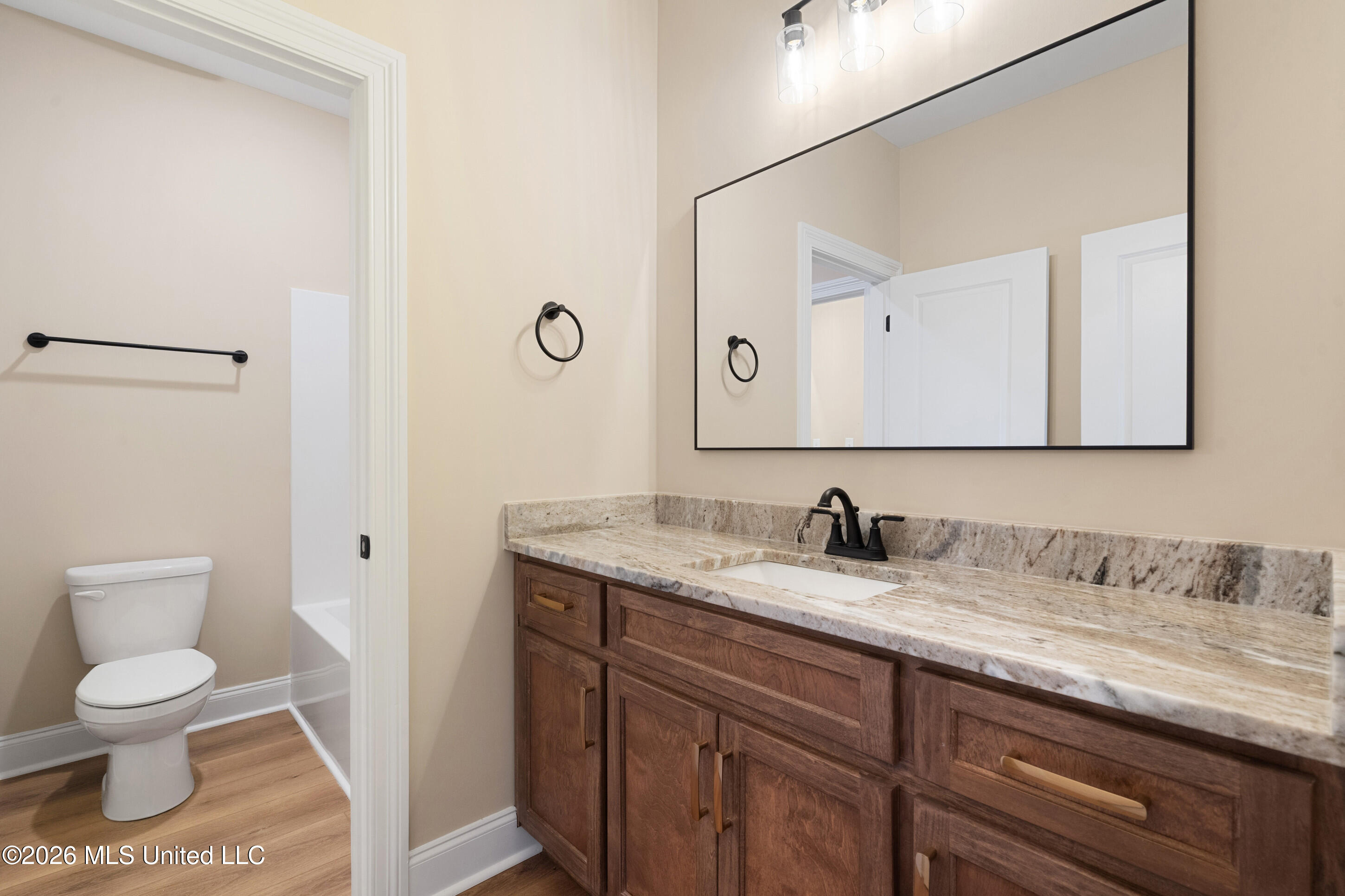 1650 Ashtons Lane Hernando, MS 38632 - Photo 25 of 38 Jack & Jill Bathrom Upstairs