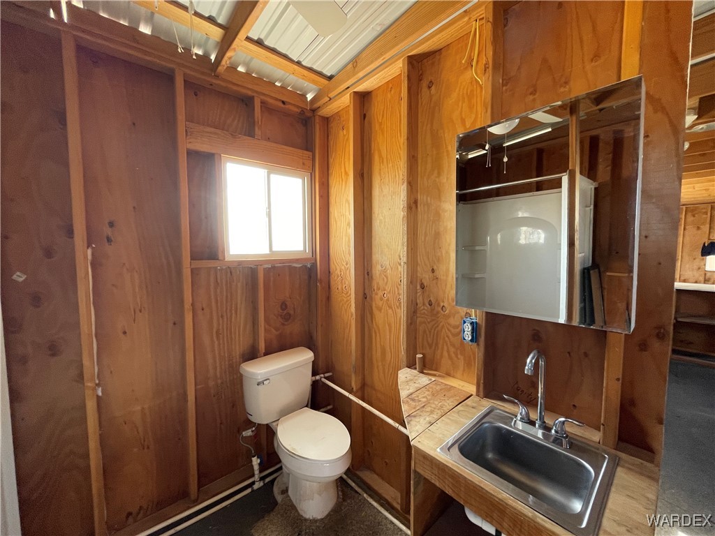 14360 Aripine Road Yucca, AZ 86438 - Photo 23 of 33 a bathroom with a toilet a sink and shower