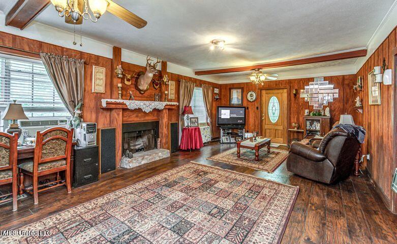 4156 Raymond Road Hazlehurst, MS 39083 - Photo 27 of 45 Living Room