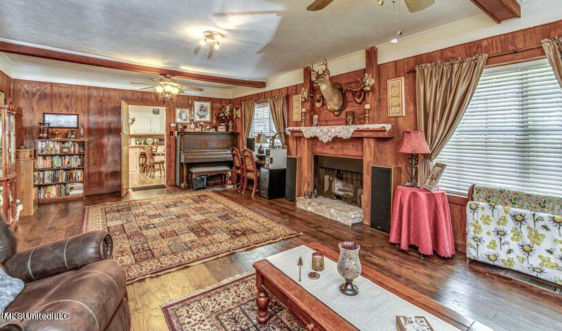 4156 Raymond Road Hazlehurst, MS 39083 - Photo 29 of 45 Living Room
