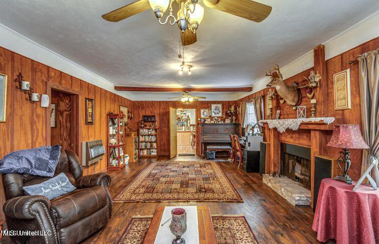 4156 Raymond Road Hazlehurst, MS 39083 - Photo 31 of 45 Living Room