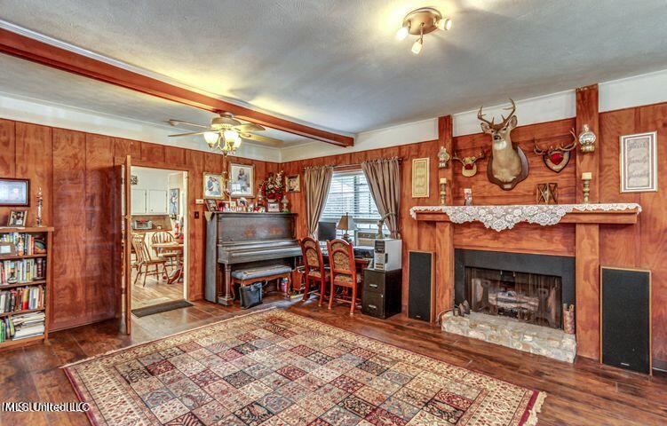 4156 Raymond Road Hazlehurst, MS 39083 - Photo 33 of 45 Living Room