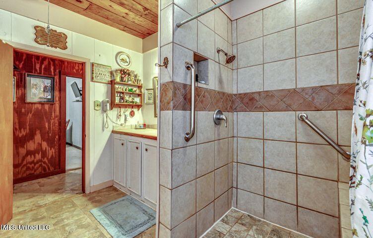 4156 Raymond Road Hazlehurst, MS 39083 - Photo 43 of 45 Guest Bath