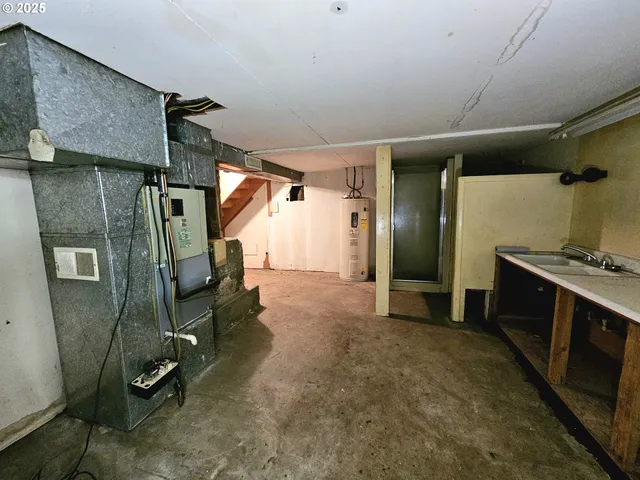 a view of a storage & utility room