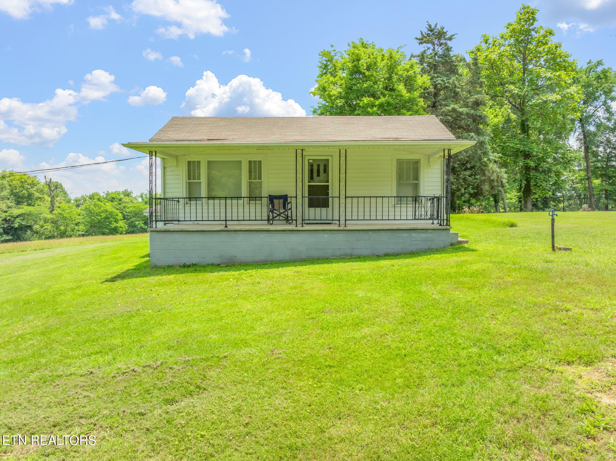 262 Harding Road Harriman, TN 37748 - Photo 2 of 33 262 Harding