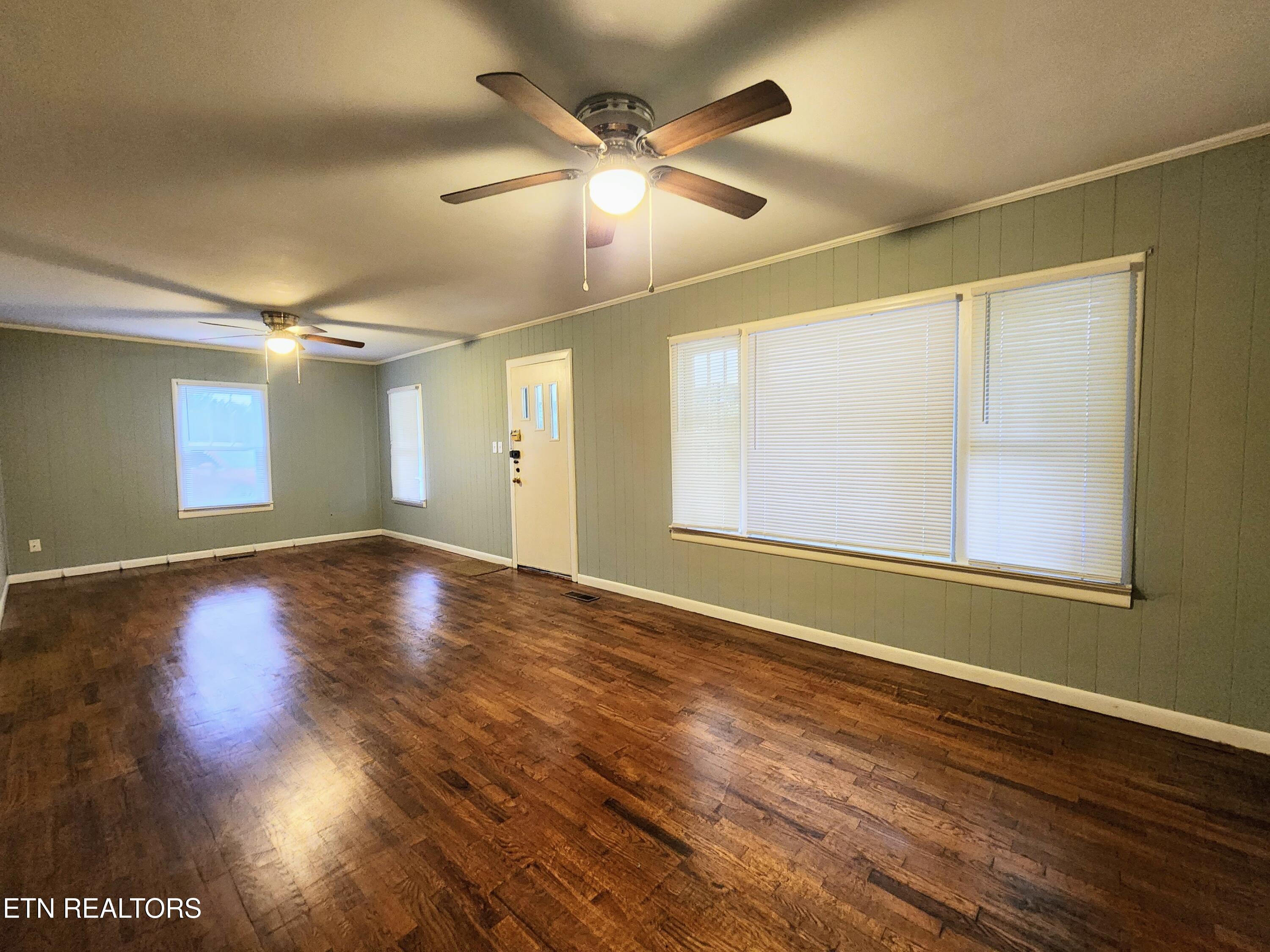 262 Harding Road Harriman, TN 37748 - Photo 27 of 33 Living Room