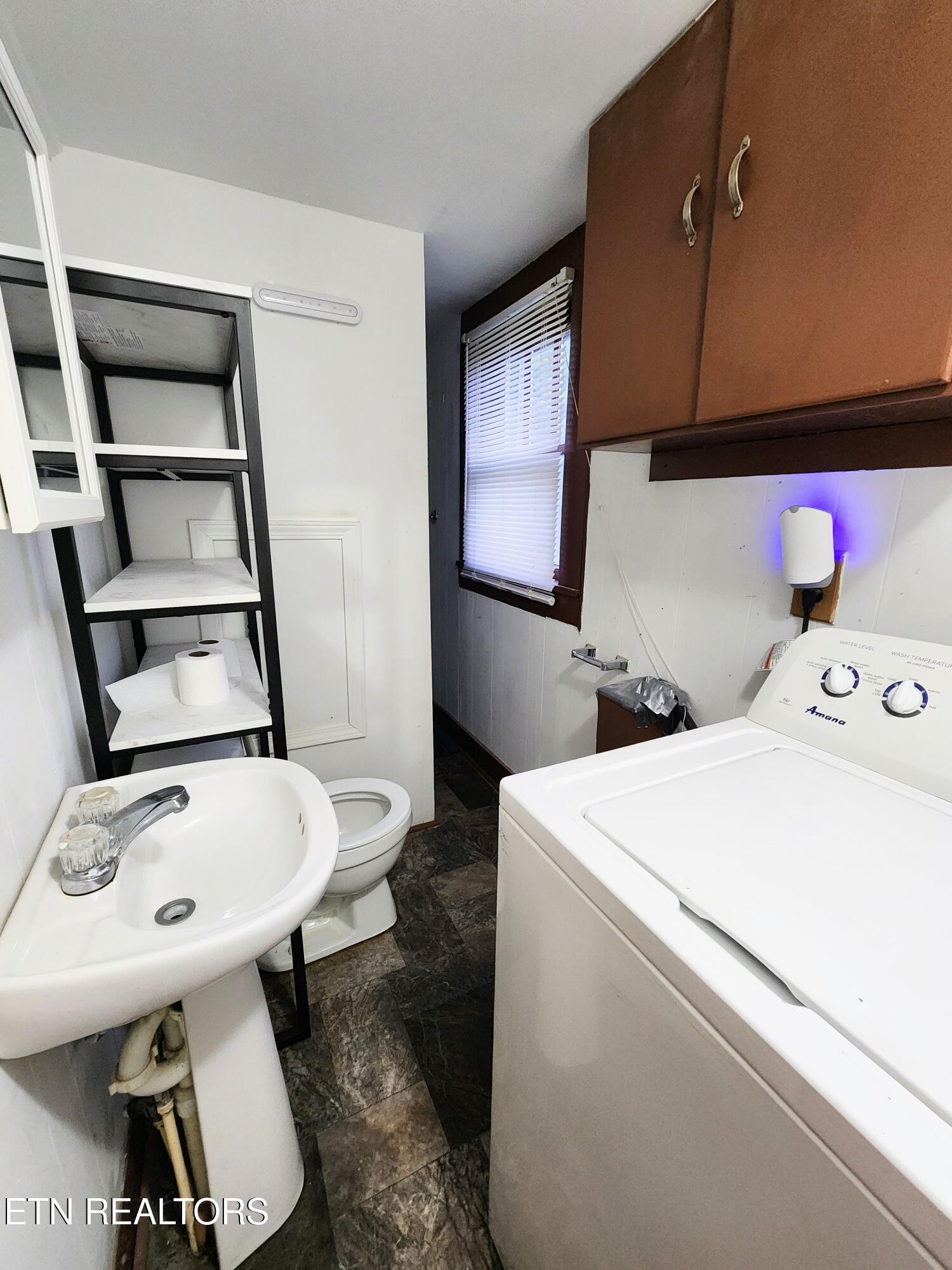 262 Harding Road Harriman, TN 37748 - Photo 28 of 33 Bathroom