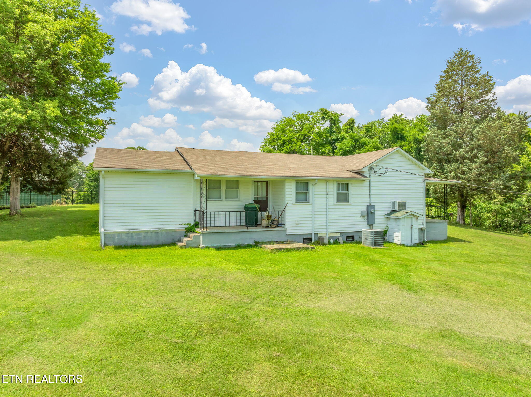 262 Harding Road Harriman, TN 37748 - Photo 4 of 33 Side