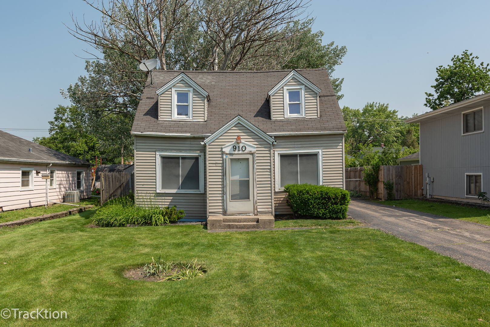910 East Krage Drive Addison, IL 60101 - Photo 1 of 11 a front view of a house with a yard