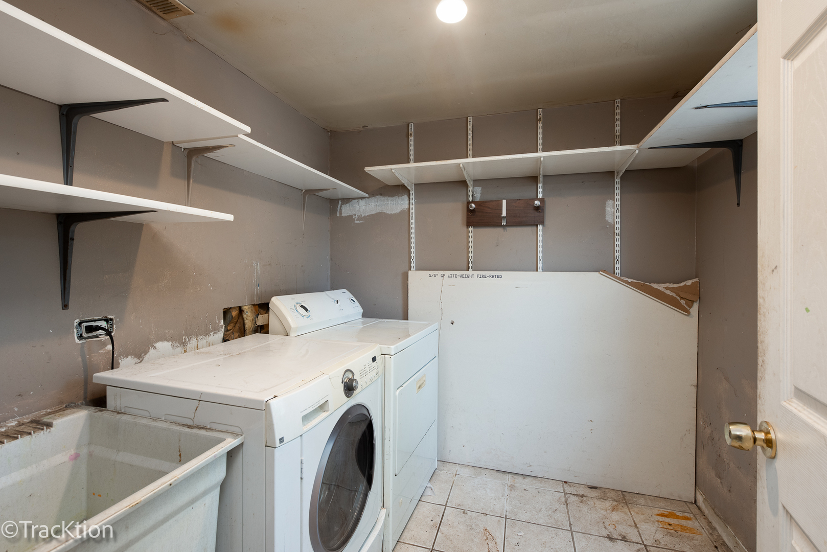 910 East Krage Drive Addison, IL 60101 - Photo 9 of 11 a utility room with dryer and washer