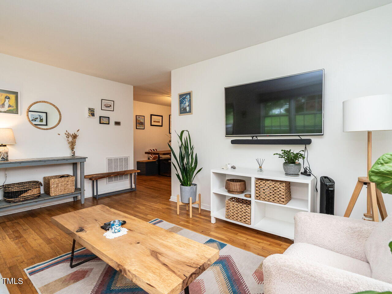 007-1280x960-family-room