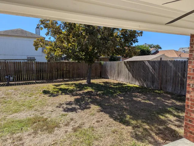 a view of a backyard