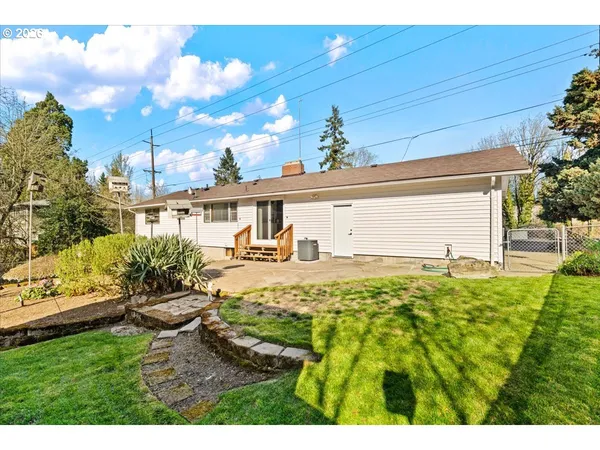 a view of a house with backyard