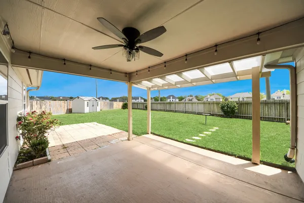a view of a house with backyard and garden