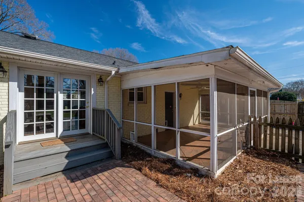 $2,995 | 4600 Castleton Road, Charlotte, NC 28211