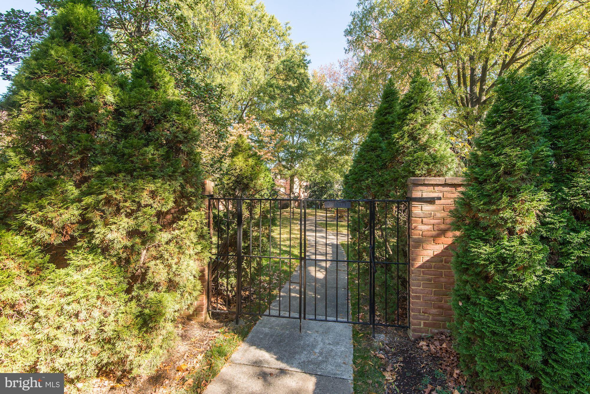 2325 North Glebe Road Arlington, VA 22207 - Photo 26 of 30 Private Common Garden