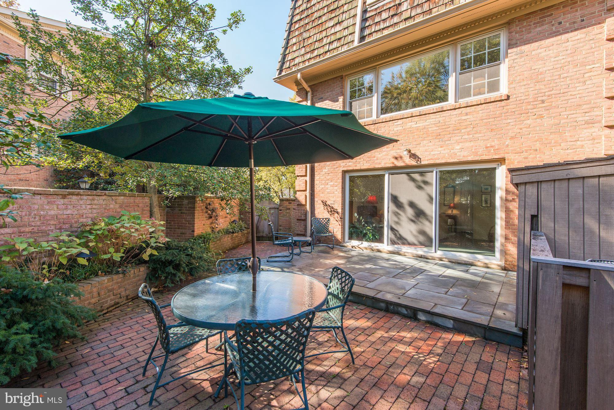 2325 North Glebe Road Arlington, VA 22207 - Photo 10 of 30 Brick Walled Private Garden