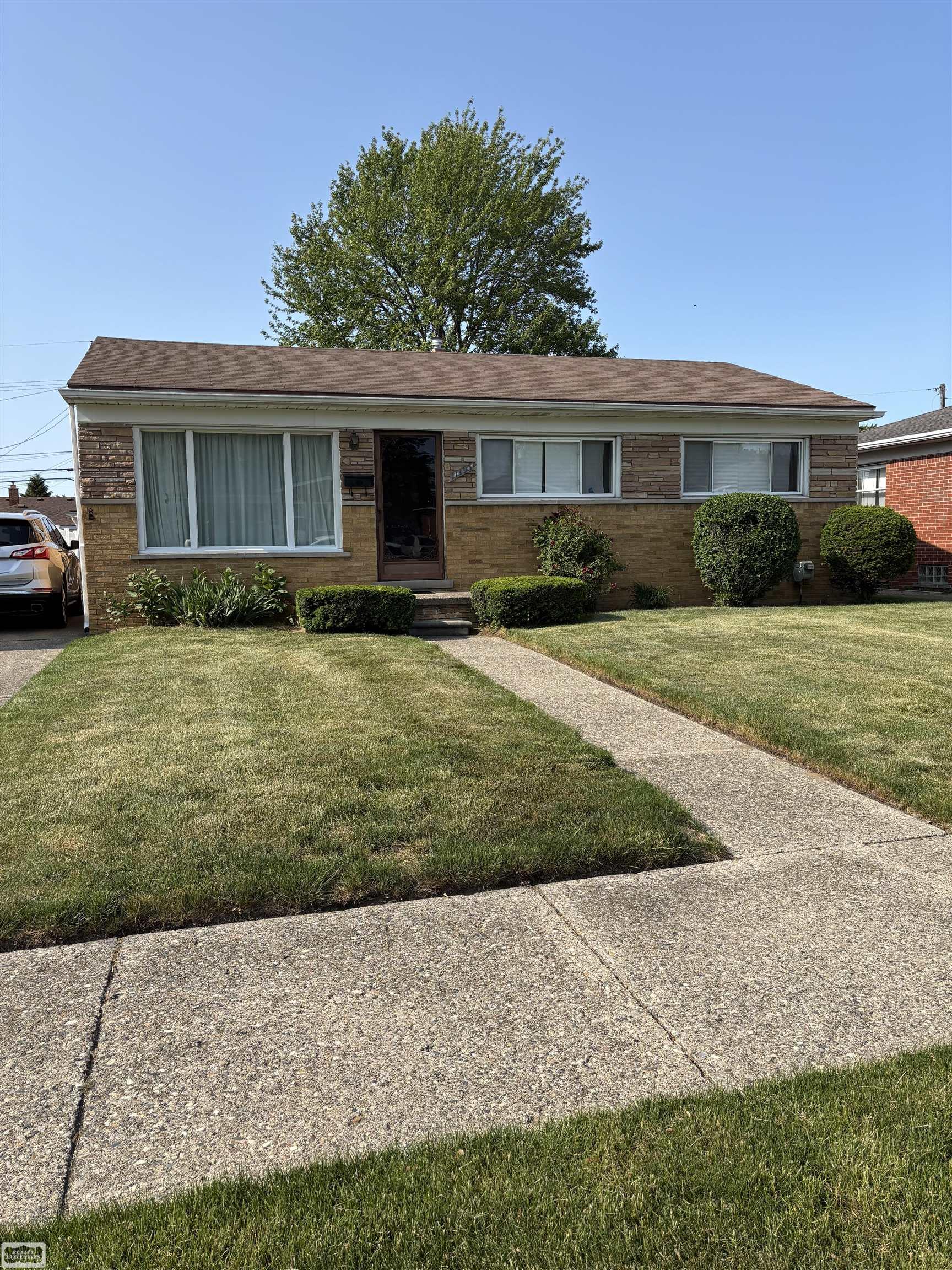 11193 Dale Warren, MI 48089 - Photo 1 of 17 50176628-2c2ef63b-94fe-4a48-a793-3600c92d1a7f.JPG