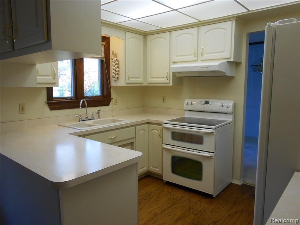 2060 Chalet Drive Rochester, MI 48309 - Photo 7 of 26 Kitchen includes appliances.