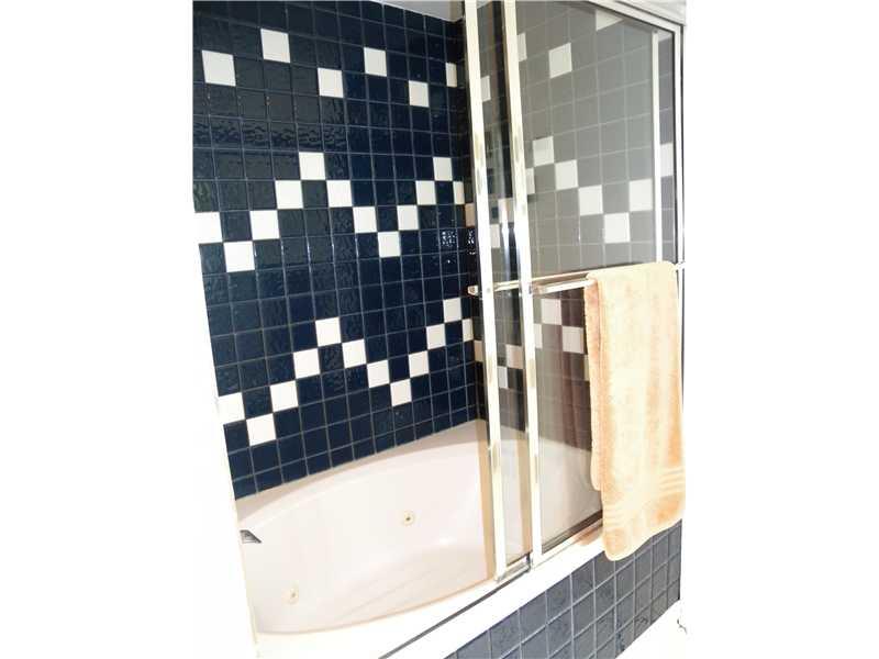 6621 Darlington Road Pittsburgh, PA 15217 - Photo 20 of 25 Full Bath. ~TILE IN EXCELLENT CONDITION~