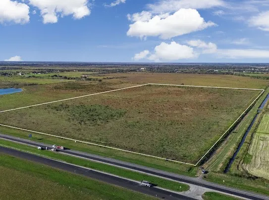 a view of an outdoor space and city view