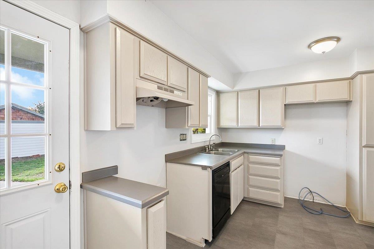 2824 East Marshall Avenue Spokane, WA 99207 - Photo 2 of 21