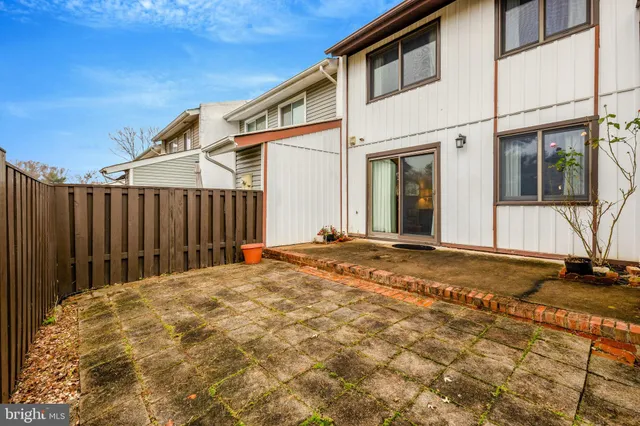 a view of a house with backyard