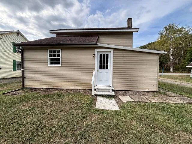 a view of a house with a yard